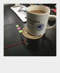 作業の前に熱いコーヒーを一杯。