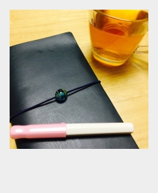ブルーエディションに自作のトンボ玉をそえて。