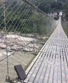 ネパール，ラプティ川の吊り橋から